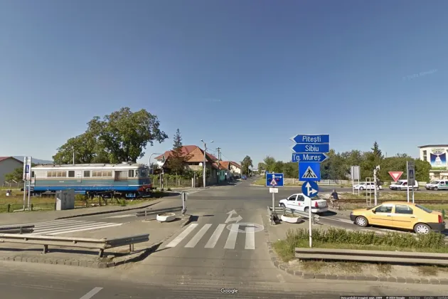O zi cu polițiști la trecerea peste calea ferată de la capătul străzii De Mijloc din Brașov. Semnalele acustice și luminoase intră în reparații