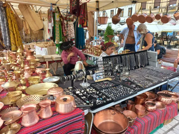 Cu ce au venit romii în Piaţa Sfatului