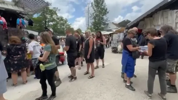 „Asalt turistic” la Bran: 5.022 de oameni la coadă, într-o zi