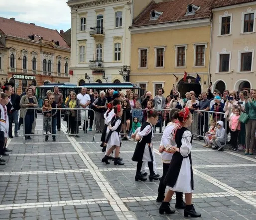 Braşovul de acum un secol, reconstituit în Piaţa Sfatului