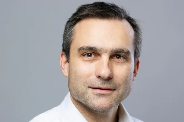 „Premieră” la final de mandat. Primarul Braşovului, Allen Coliban, a amânat şedinţa de plen a Consiliului Local Braşov 