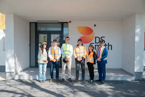Fabricile DS Smith din judeţul Braşov, vizitate de Ambasadorul Marii Britanii în România