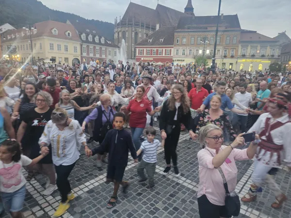 Sute de oameni au dansat în Piaţa Sfatului