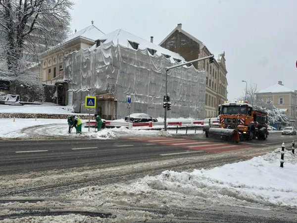 Consiliul Judeţean caută o firmă care să repare şi să deszăpezească drumurile din municipiului Braşov