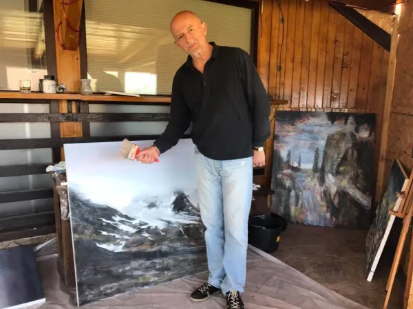 Azi începe Alpin Film Festival, la Braşov, Predeal şi Râşnov. După 40 de ani, un braşovean de-al nostru, un nume mare al artiştilor plastici din Franţa, Dorin Creţu, va expune la Braşov