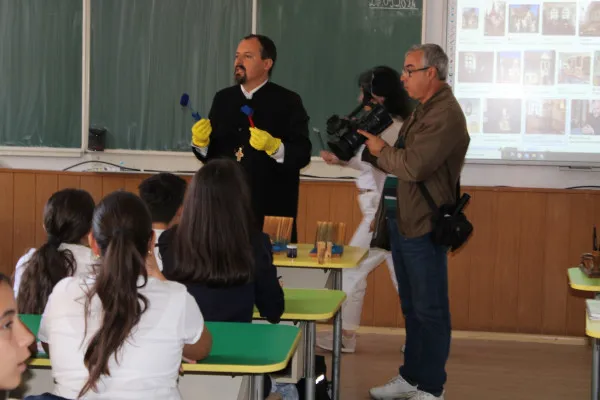 Dacă nu merg ei la muzee, vin muzeele la ei în şcoală
