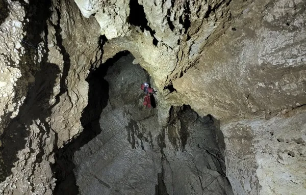 Nou record de adâncime în România: -801,5 metri, în Piatra Craiului