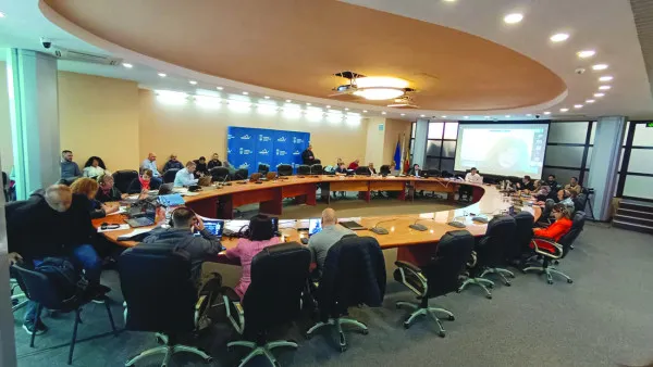 S-a putut şi fără certuri: în 15 minute, 9 proiecte. La Braşov, săptămâna viitoare, ar putea fi „plenul de adio”