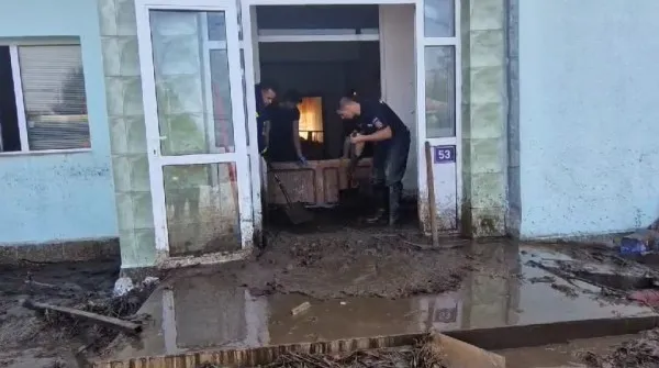 72 de pompieri din Braşov, dislocaţi în zonele inundate