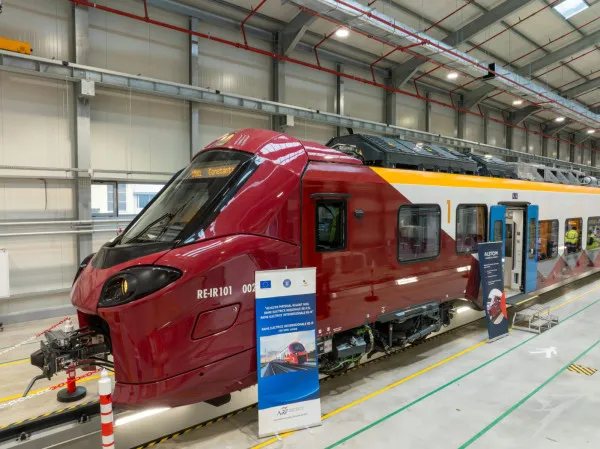 Noul tren Braşov - Bucureşti, expus în Gara de Nord
