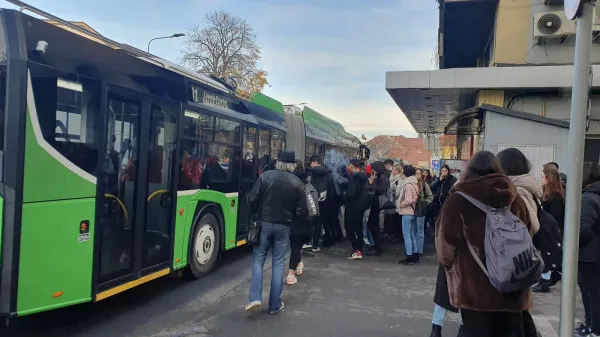 De azi, elevii din Braşov pot merge la şcoală cu autobuzele „Transport Elev”. Dacă nu mai vor să fie o cauză pentru blocarea traficului la prima oră în oraş