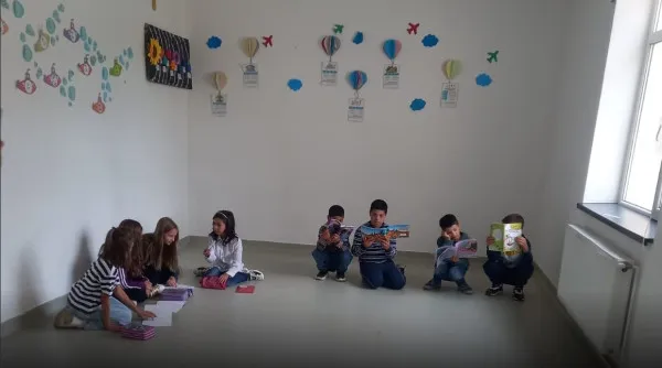 „O situaţie jenantă”: Cu copiii pe podea, la Şinca Nouă