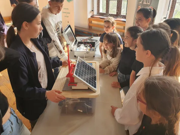 Ştiinţescu: Nu vor mai primi bani proiectele care îi învaţă pe copii robotică şi informatică