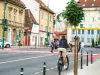 Ar fi trebuit să fie gata, dar nici nu au început. După ce proiectanţii au desenat „piste prin stâlpi”, lucrările la traseul pentru biciclişti Astra – Gară – Centru Civic au intrat în blocaj