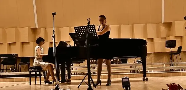 Profesoarele olimpicilor, minirecital de flaut şi pian la Nocturna bibliotecii