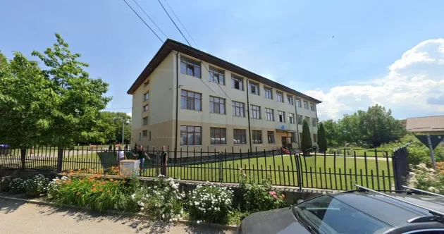 Podul şcolii, transformat în săli de clasă 