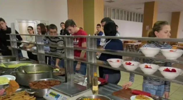 O masă pe zi şi 500 – 1.200 de lei pe lună, plata studenţilor care aleg să lucreze 4 ore la cantinele Universităţii Transilvania