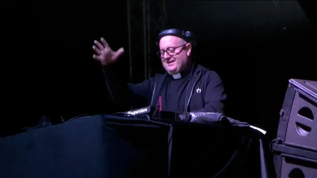 Popa la platane: „Cine nu e obişnuit va fi scandalizat, aşa cum şi cei de pe vremea Mântuitorului au fost scandalizaţi”