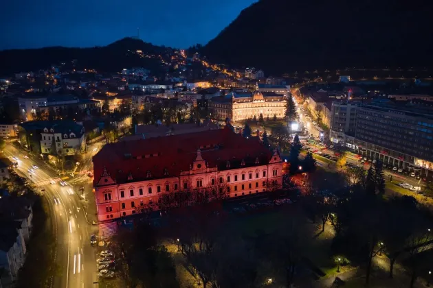 Primăria a fost o noapte roşie