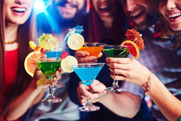 VODKA în pahar – 5 cocktailuri pe care le poți servi acasă la o petrecere cu prietenii