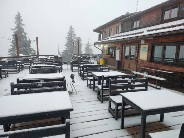 Prima ninsoare în munţii din jurul Braşovului. La cabanele Piatra Mare şi Postăvarul s-a aşternut zăpada 