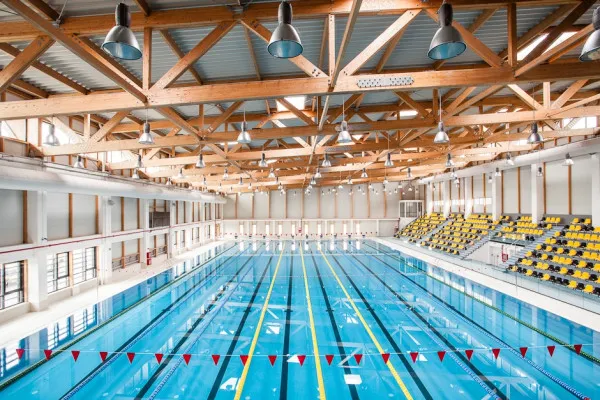 Bazinul Olimpic Braşov, tot cu lacătul pe uşă. Unul dintre motive: nu au venit brăţările din China 