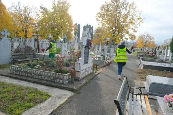 Cimitirul, ca primarul: 200 de metri cubi de gunoaie scoase de pe mormintele braşovenilor