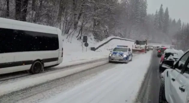 Cât de periculos este să schimbi doar două cauciucuri la maşină înainte de venirea iernii