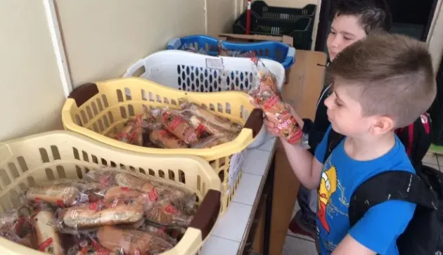 Primăria Braşov va trebui să vireze banii necheltuiţi pentru Programul „Cornul şi laptele” 