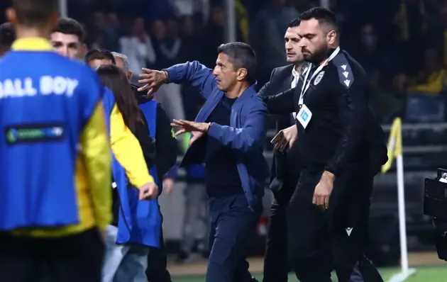 
Răzvan Lucescu, tensionat la derby-ul AEK - PAOK
