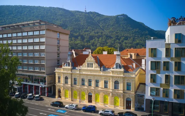 O nouă expoziţie pe ferestrele Muzeului de Artă Braşov 