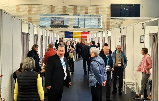 „Spitalul mobil” de la Sala Sporturilor, vizitat de oficialii locali braşoveni. „Este un exemplu de bune practici pe care toţi trebuie să-l apreciem ca atare”