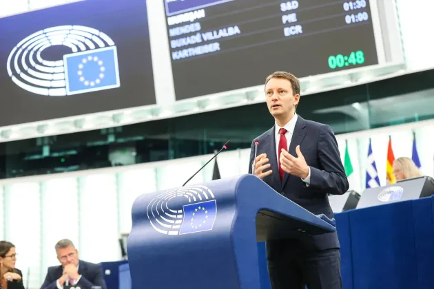 România schimbă duminică „ceasul”, dar incertitudinea europeană rămâne 