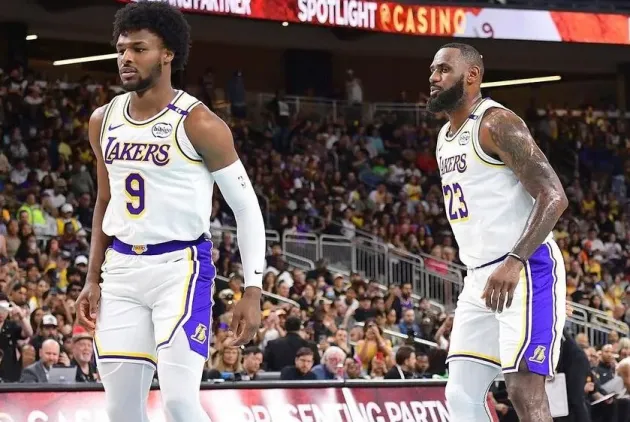 LeBron James şi fiul său, coechipieri la un meci al lui Lakers