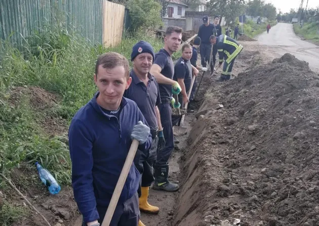 Muncesc încă la Galaţi: la aproape o lună de la marile inundaţii, e nămol de scos din case