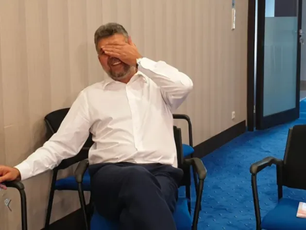 Are o reţinere