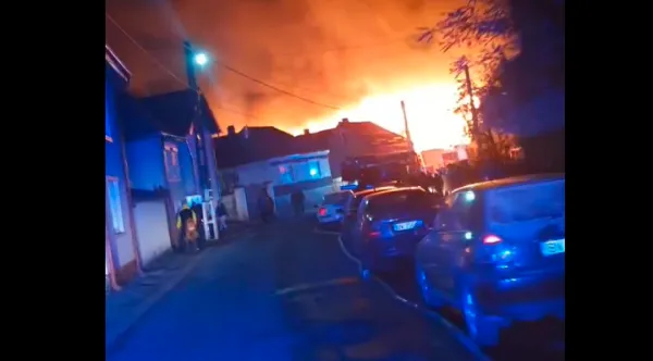 Incendiu la miezul nopții. 3 case cuprinse de foc, pericol și pentru vecini