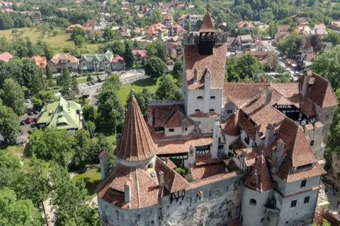 Vrea să-şi facă din grădină parcare pentru Castelul Bran. Ce condiţii pune Direcţia de Cultură