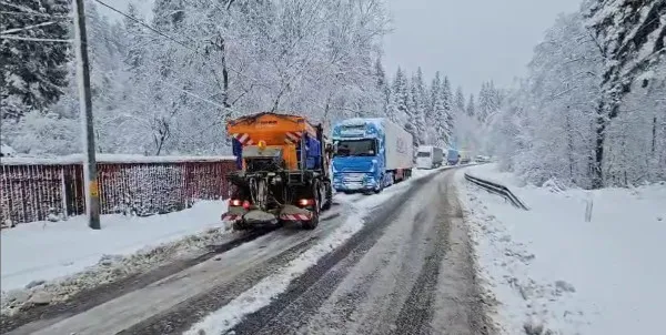 Blocaj pe DN 1. Utilajele DRDP Brașov se strecoară printre TIR-uri, între Brașov și Predeal 