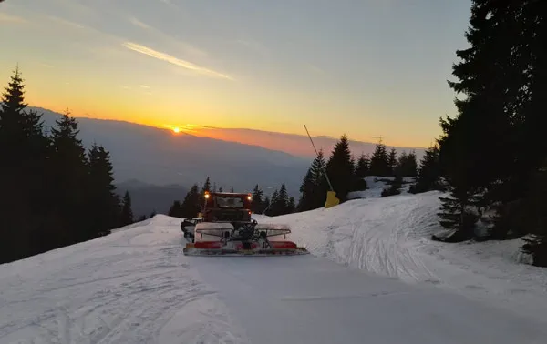 Schiorii nerăbdători strică „sezonul”. Mulţi s-au grăbit la prima tură pe pârtiile din Poiana Braşov, dar compromit „stratul de bază „pe care va fi clădită, în cea mai mare parte, calitatea sezonului”