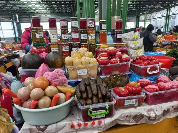 A-nceput postul Crăciunului. În pieţele Braşovului, vânzătorii „plâng” după clienţi