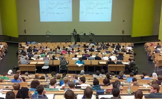 Elevii şi studenţii români din străinătate vor beneficia de asigurare medicală fără plata contribuţiei  