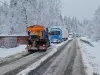 Blocaj pe DN 1. Utilajele DRDP Brașov se strecoară printre TIR-uri, între Brașov și Predeal 