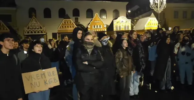 Protestele „Nu votaţi un dictator”şi intruşii „Din bărbaţi, vă pizdificaţi”