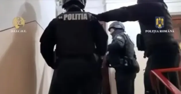 „Vis de bogăţie”: Închiria din Germania cu buletin fals, vindea online în România 