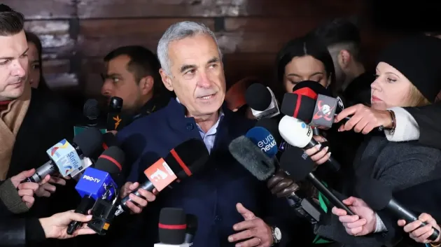 Călin Georgescu a chemat presa la poartă, dar a refuzat să răspundă la întrebări. Jurnaliştii: „Şi Vladimir Putin răspunde”