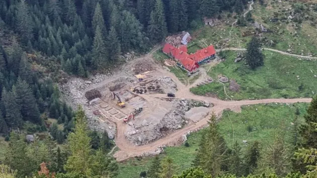Cabana din Valea Sâmbetei, extinsă mai mult decât i-a prevăzut autorizaţia