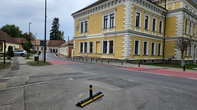 Umbla cu cerşitul, a dat peste o casă goală. 18.000 de lei şi dusă a fost