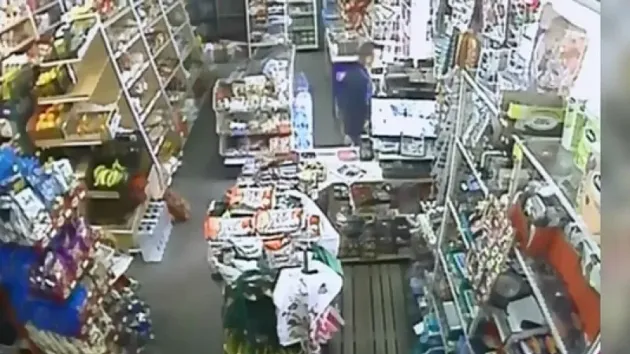 Nu ştia că a fost „filată”, s-a întors la acelaşi magazin să mai fure o dată