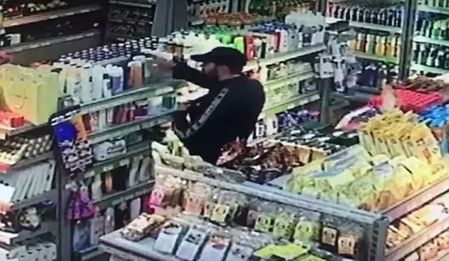 Hoţii din magazine prind curaj: în haită, peste un vânzător, pe Lungă